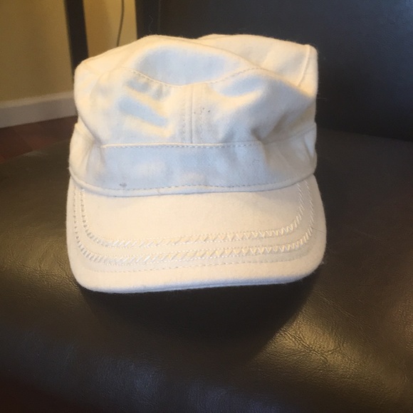 White 50%wool hat- Kenneth Cole - Picture 1 of 3